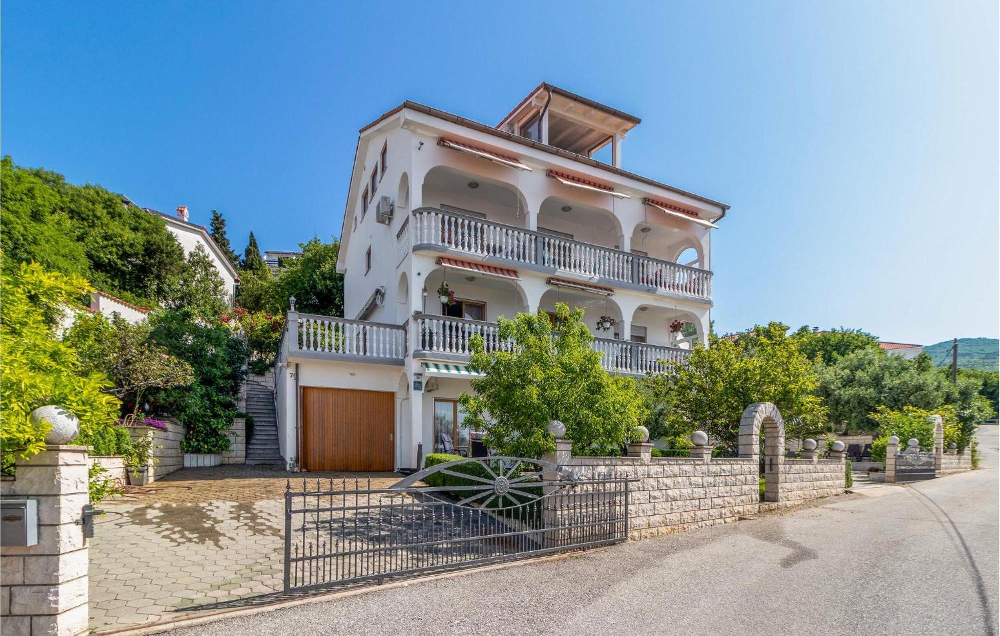 1 Bedroom Cozy Apartment In Crikvenica Ngoại thất bức ảnh
