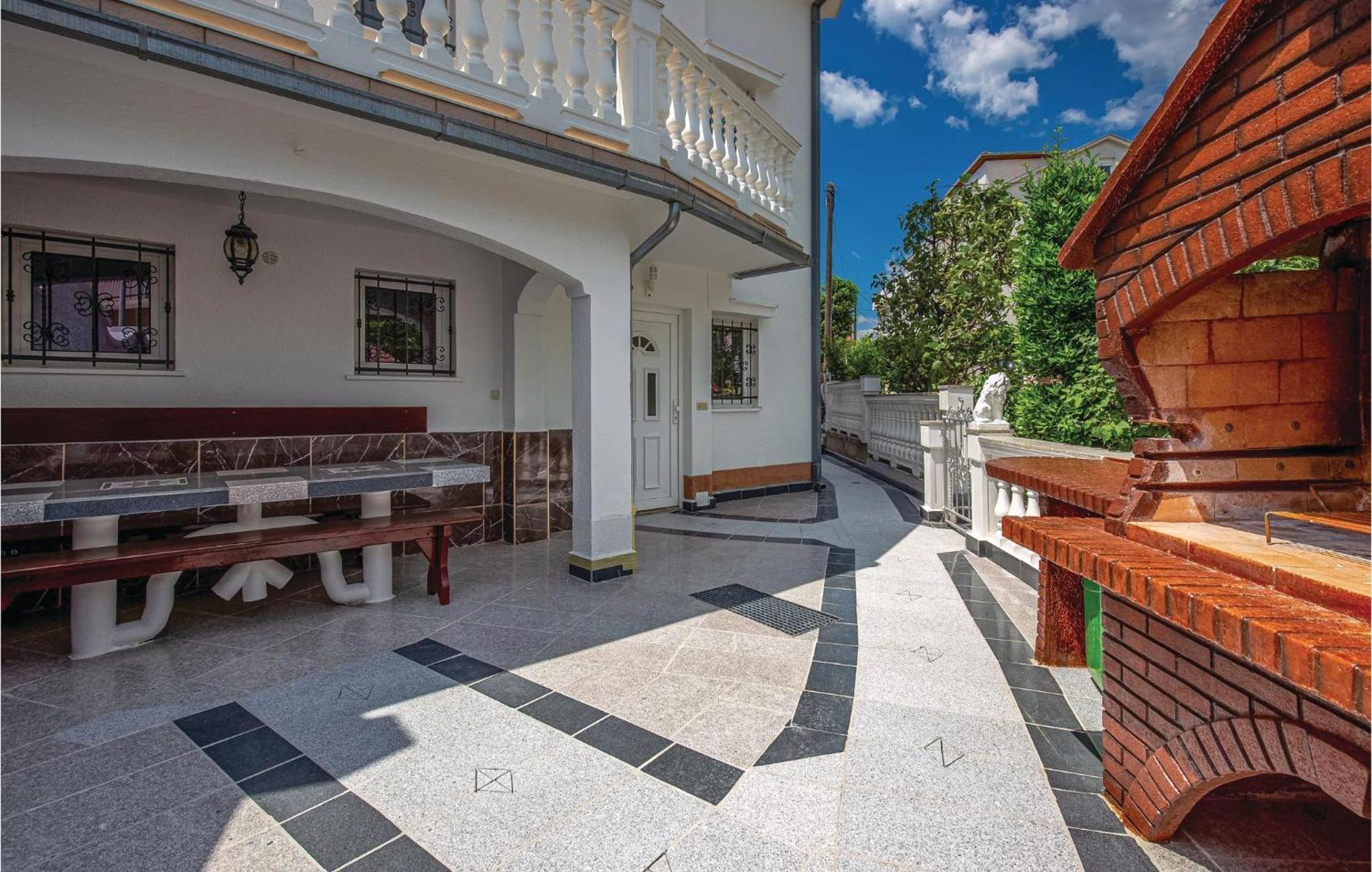 1 Bedroom Cozy Apartment In Crikvenica Ngoại thất bức ảnh